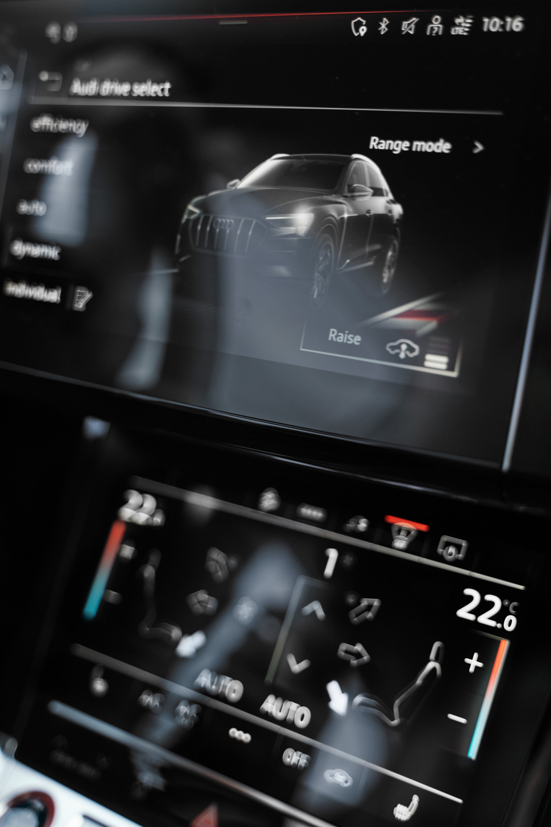 View of the display in the cockpit of the Audi SQ8 Sportback e-tron.